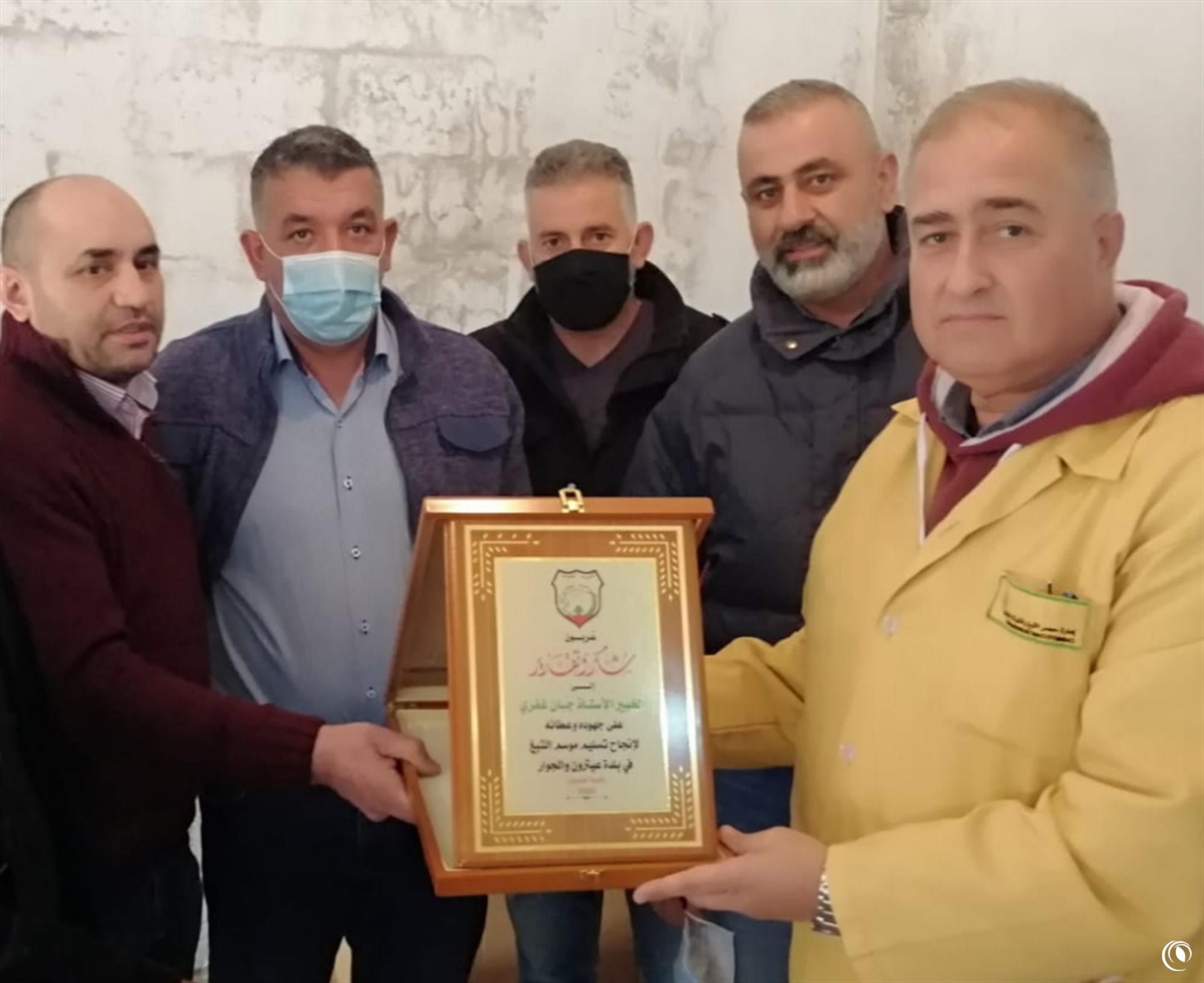 بلدية ومزارعو بلدة عيترون يكرمون الخبير جان غفري بعد الانتهاء من موسم شراء المحصول لعام ٢٠٢٠
