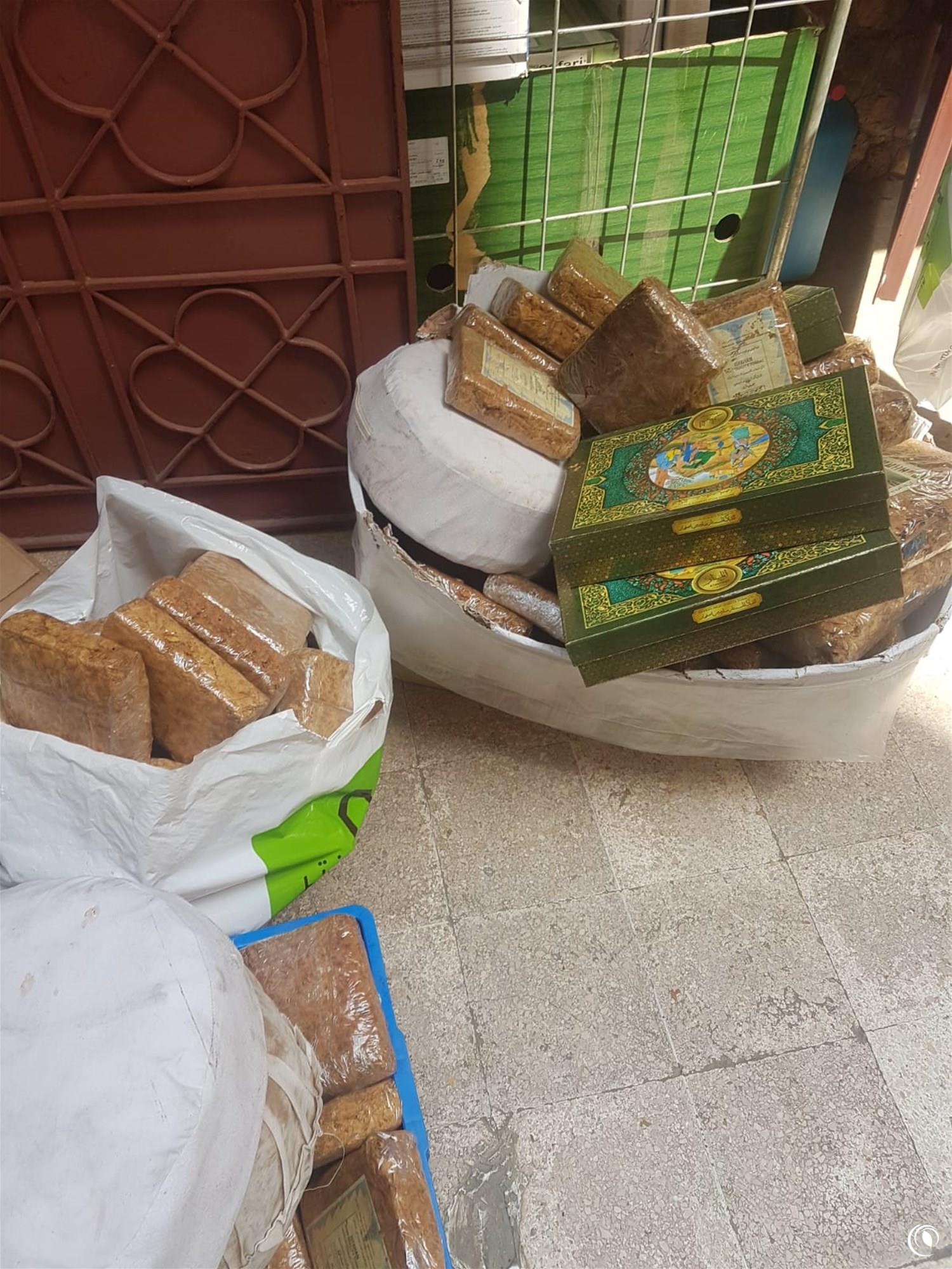 "الريجي"ضبطت كميات كبيرة مهربة  من التنباك العجمي  والمعسل