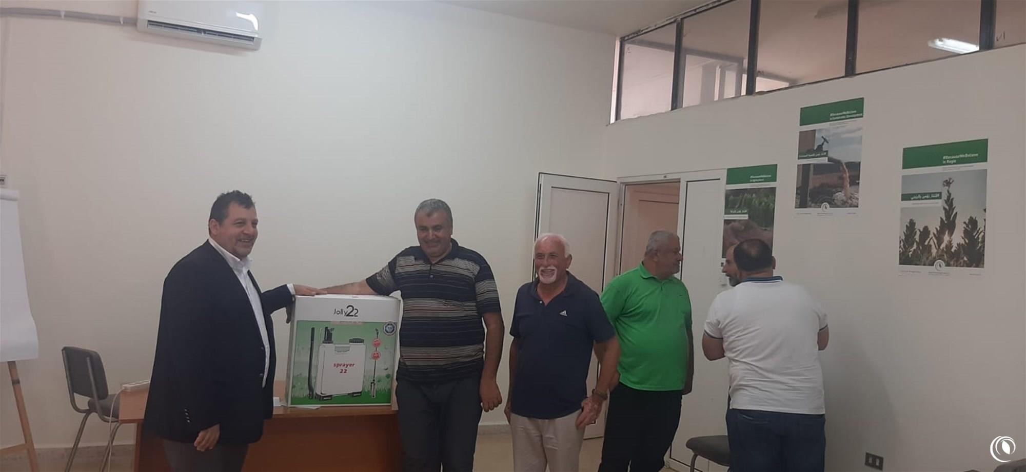 "الريجي" وفرت للمزارعين بالتعاون مع J.T.I مرشات لمكافحة الحشرات والأمراض في حقولهم
