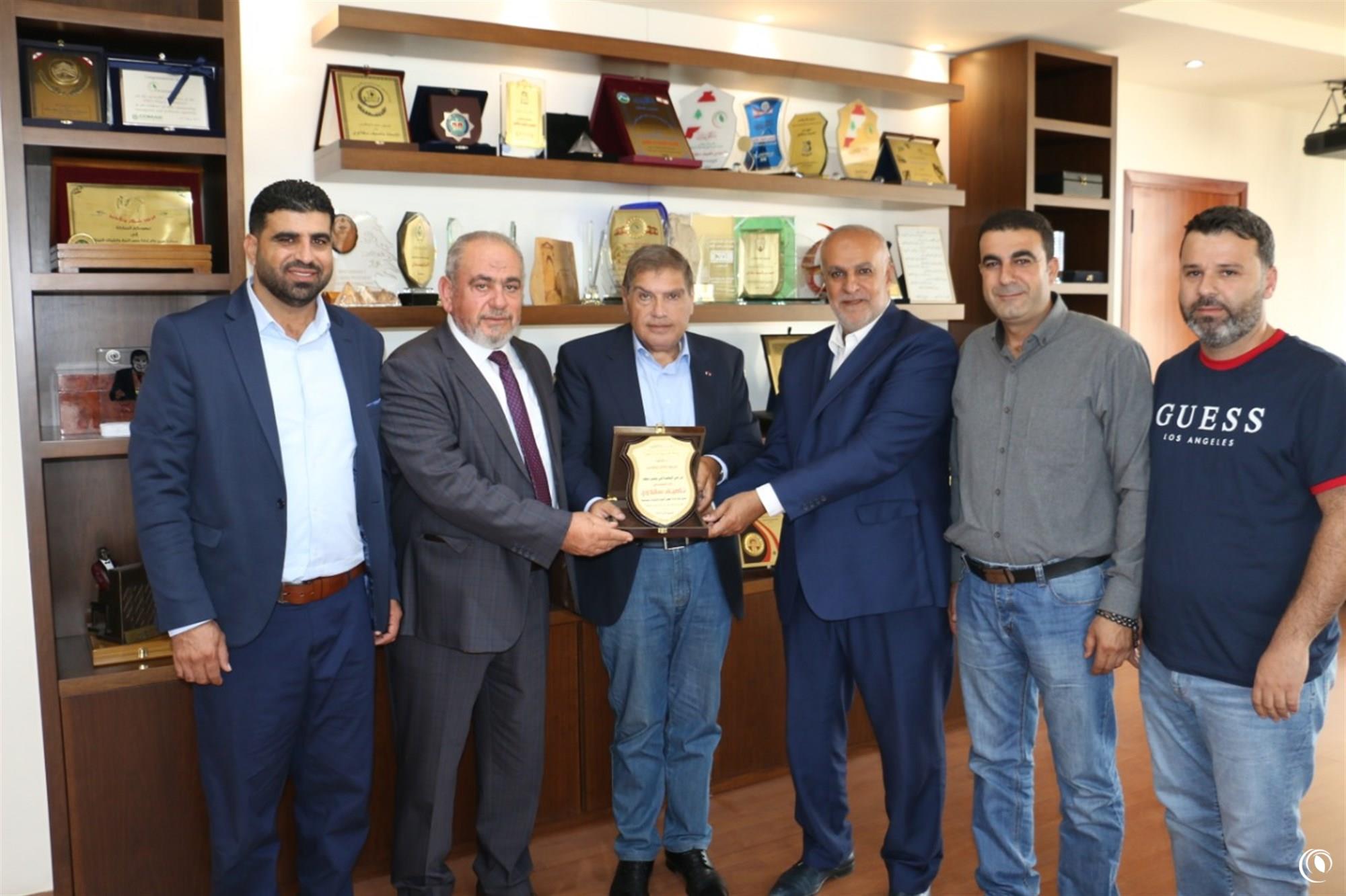 سقلاوي تسلّم درعاً من وفد عكاري   تقديراً  لمساهمته ومبادرته في تأمين التمويل اللازم لحفر بئر ارتوازي  في ببنين  