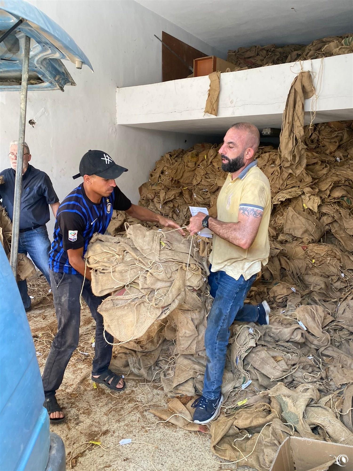 الريجي تواصل دعمها لمزارعي التبغ وتوزع خيش لتوضيب التبوغ.