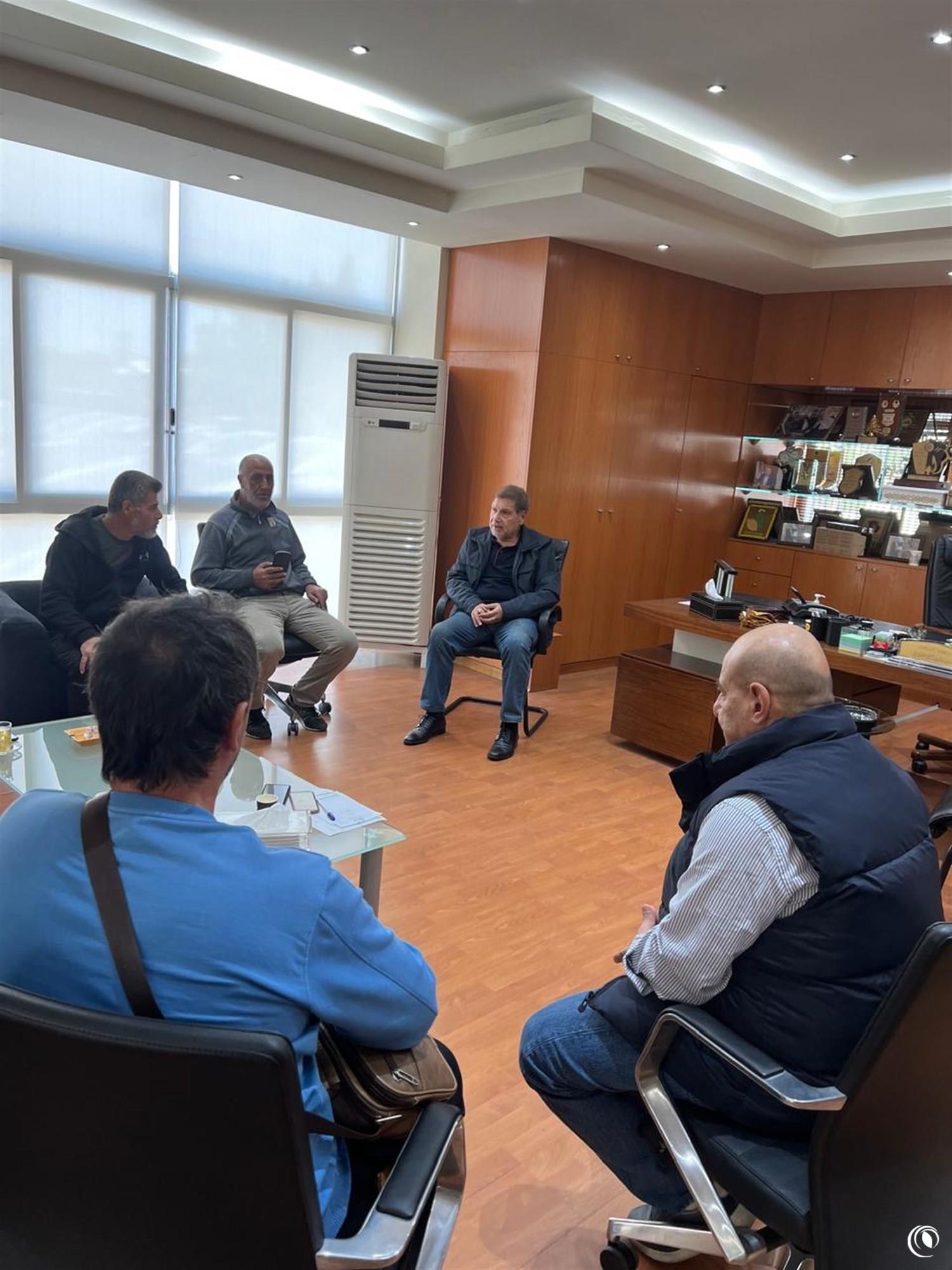 المدير العام يستقبل مزارعي التبغ من بلدة حداثا ويشيد بصمودهم وشجاعتهم